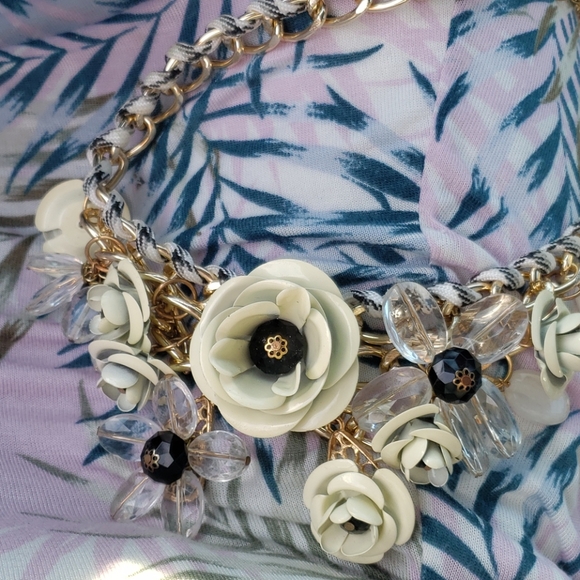 BETSEY JOHNSON FLOWER NECKLACE - Picture 7 of 7